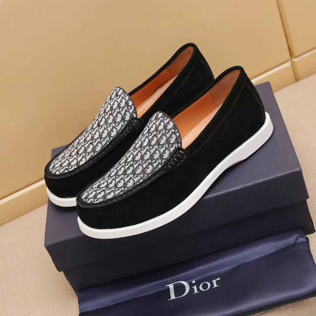 Men's Men's Shoes 💰400 [New Style] 🏍️🏍️Dior - This Dior Granville loafer is a casual dress shoe. Crafted from luxuriously soft beige suede, it features a beige Oblique print panel on the upper. The lightweight cream-white rubber sole is more sophisticated. The Dior Oblique pattern is engraved on the outsole to enhance the style, and the Dior logo is engraved on the back side. Adds elegance to any casual look.